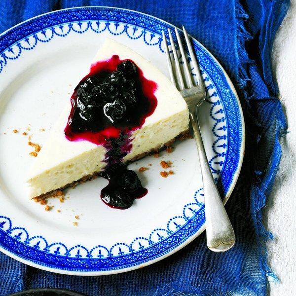 Vanilla-bean-cheesecake-with-blueberry-compote