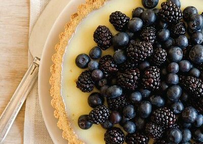 White-chocolate tart with berries